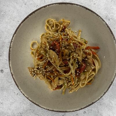 Wok с курицейв Поющий Лосось по цене 199 ₽