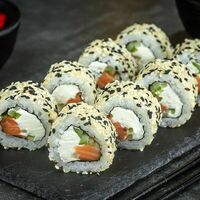 Филадельфия в кунжуте в Tsu-na-mi sushi&pizza