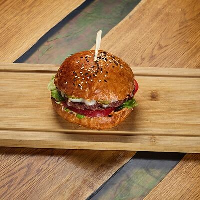 Классический с говяжьей котлетой Black Angus в Puerto Madero по цене 630 ₽