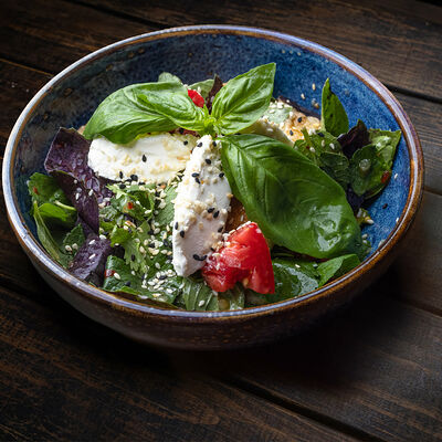 Теплый салат с баклажанами в LuckyDze по цене 790 ₽