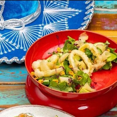 Салат с кальмаром и обжаренной грушей в Burritos по цене 640 ₽