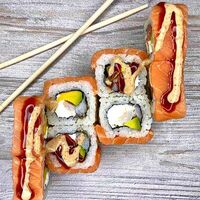 Ролл Гавайи в Umami