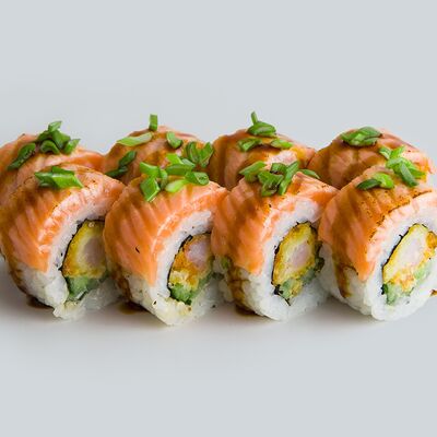 Ролл с креветкой и опалённым лососем в Mad Chicken по цене 750 ₽