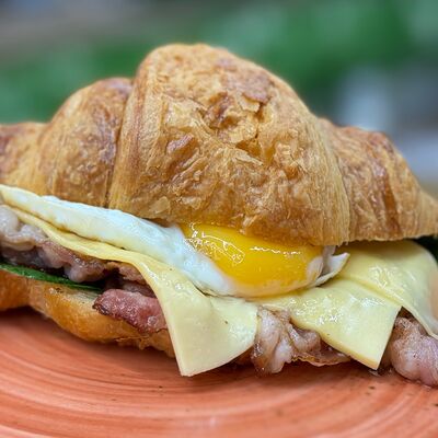 Круассан с беконом и яйцом в Блэк Мак по цене 395 ₽