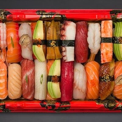 Большое ассорти суши от шефа в Bluefin по цене 9730 ₽