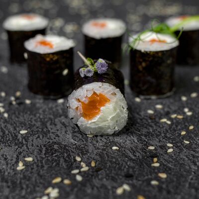 Маки лосось-сыр в Restobar Первый & Ресторан доставки Личный повар по цене 209 ₽