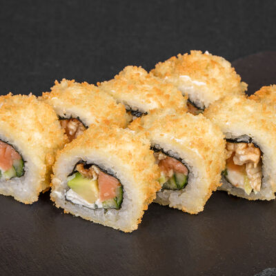 Ролл теплый Сальмон фурай в Отличные Суши по цене 873 ₽