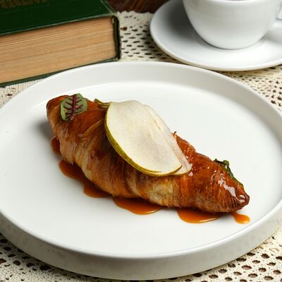 Круассан с грушей и соленой карамельюв Вера Фёдоровна по цене 560 ₽