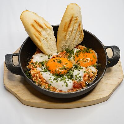 Шакшука с нежной моцареллой и хрустящими тостами в Эдельвейс по цене 520 ₽