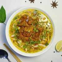 Фо Шот Ванг - Суп с говядиной, тушенной в томатно-винном соусе в Pho Nem