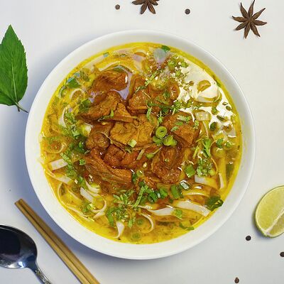 Фо Шот Ванг - Суп с говядиной, тушенной в томатно-винном соусе в Pho Nem по цене 649 ₽