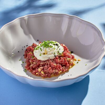 Тартар из говядины с артишоками и муссом из пармезана в Итальянское бистро Figata по цене 1115 ₽