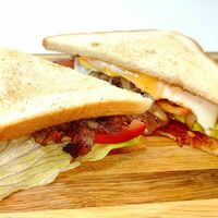 Сэндвич с жареным сыром, яйцом и беконом в Sky house