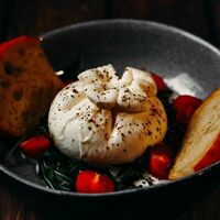 Салат с сыром буррата и трюфельным соусом в Gioffre