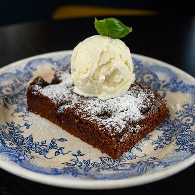 Шоколадный пирог с вишней в Шалом Берман по цене 450 ₽