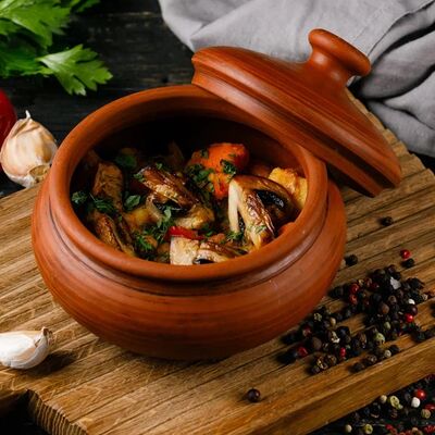 Жаркое из свинины с грибами в горшочкев Славянский базаръ по цене 600 ₽