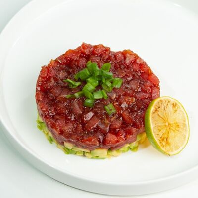 Тартар из тунца с авокадо в ЁБИСАН по цене 1319 ₽