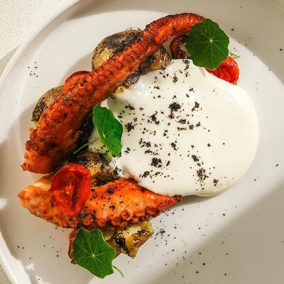 Осьминог с молодым картофелем в Bisou Bisou Bistro по цене 1350 ₽