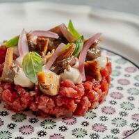 Тартар из говядины с маринованными шампиньонами в Sage
