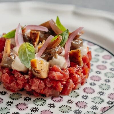 Тартар из говядины с маринованными шампиньонами в Sage по цене 1400 ₽