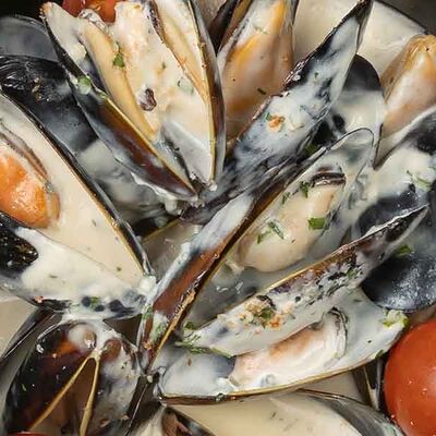 Мидии в сырном соусе в Максимилианс по цене 990 ₽