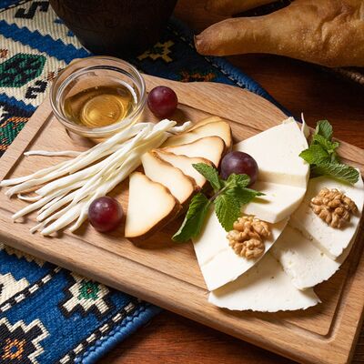 Сырная тарелка по-грузински в Пхали по цене 770 ₽