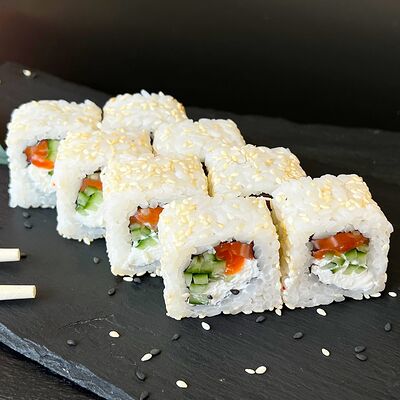 Ролл Семга в кунжуте в Суши и Роллы по цене 549 ₽