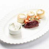 Сырники со сметаной и ежевичным муссом в Aroma