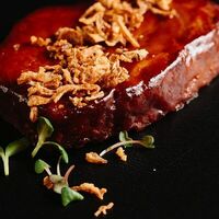 Стейк из cвинoй шеи в FABRIKA