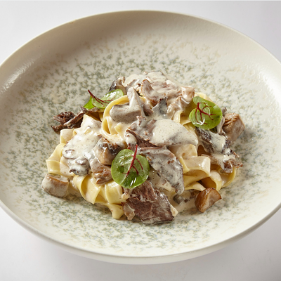 Тальятелле с грибами и пиканьей в Слоёнка по цене 610 ₽