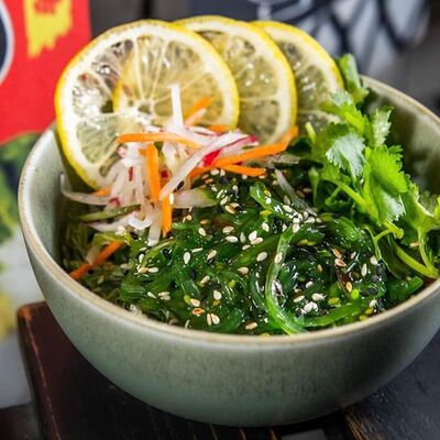 Салат чука с ореховым соусом в Ramen+Noodles по цене 510 ₽