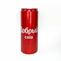 Добрый Cola в жестяной банке в SAAG Cafe