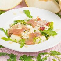 Салат с дыней, дорблю и вяленым мясом в Мушмула