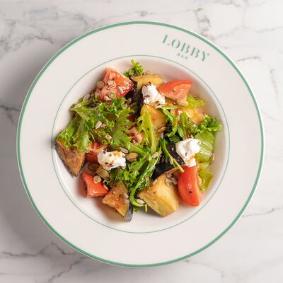 Салат с томатами, баклажанами и сливочным сыром в Lobby Bar по цене 540 ₽
