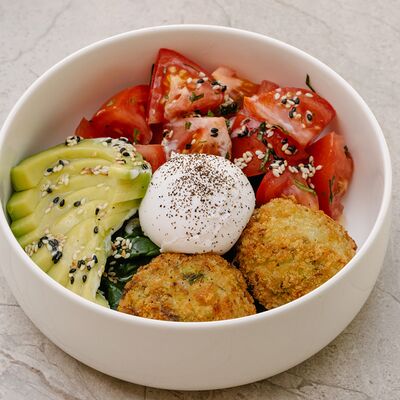 Боул с хрустящими оладьями из кабачков в SET по цене 615 ₽