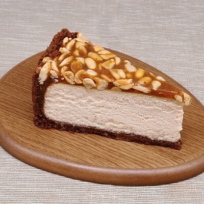 Чизкейк Сникерс в Кафе-пекарня Susser по цене 320 ₽