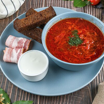 Борщ с говядиной в Солянка Крафт Бар по цене 510 ₽