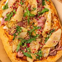 Пицца с уткой, грушей и сыром горгондзола в Омар Хайям