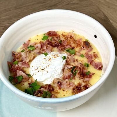 Кукурузная каша с беконом и яйцом в ХочуТорт по цене 450 ₽