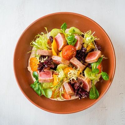 Салат с тунцом и соусом тонаттов Cafe Imperial по цене 1700 ₽