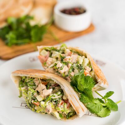 Пита с индейкой, соусом ранч и свежими овощами в АндерСон по цене 630 ₽