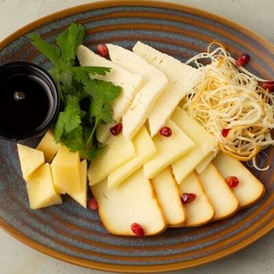 Домашние сыры с соусом наршараб в Аджика по цене 1044 ₽