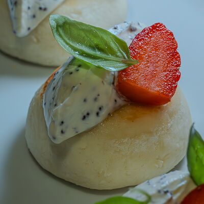 Сырники с маковой сметанойв Кухня по цене 560 ₽