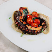 Осьминог на гриле с пюре из сельдерея в Tre Bicchieri