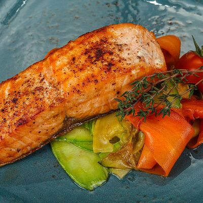 Стейк из лосося на гриле в Cafe Family по цене 1050 ₽