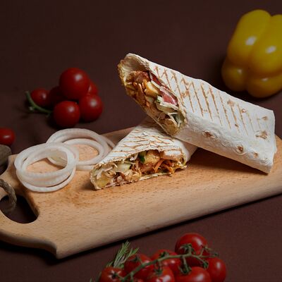 Шаурма с курицей в лаваше в Это вкусно по цене 399 ₽