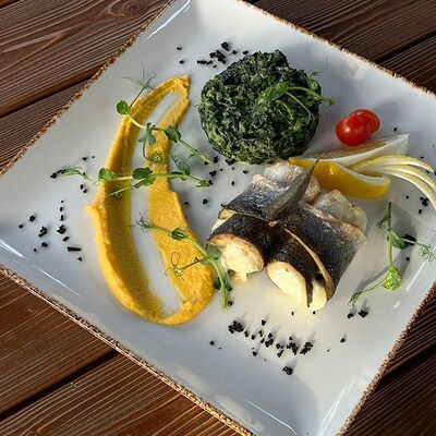 Запеченный сибас со шпинатом, томленный в сливках в Маск по цене 1930 ₽