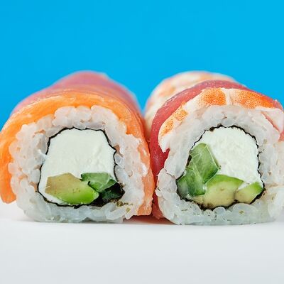 Филадельфия с лососем, тунцом, креветкой в Русалочка любит суши по цене 780 ₽