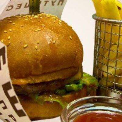 Бургер BBQ в Traveler's Coffee по цене 738 ₽