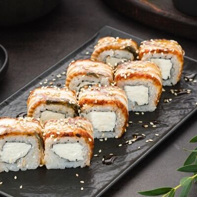 Ролл Филадельфия с угрем в Omakase Yoshitake Sushi по цене 999 ₽